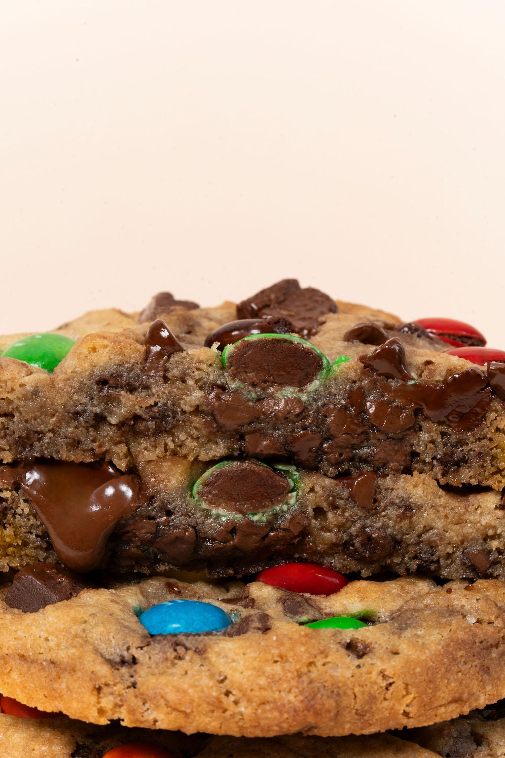 Galletas de M&M apiladas con chispas de chocolate y chunks de chocolate bitter con una corteza crujiente y un centro suave