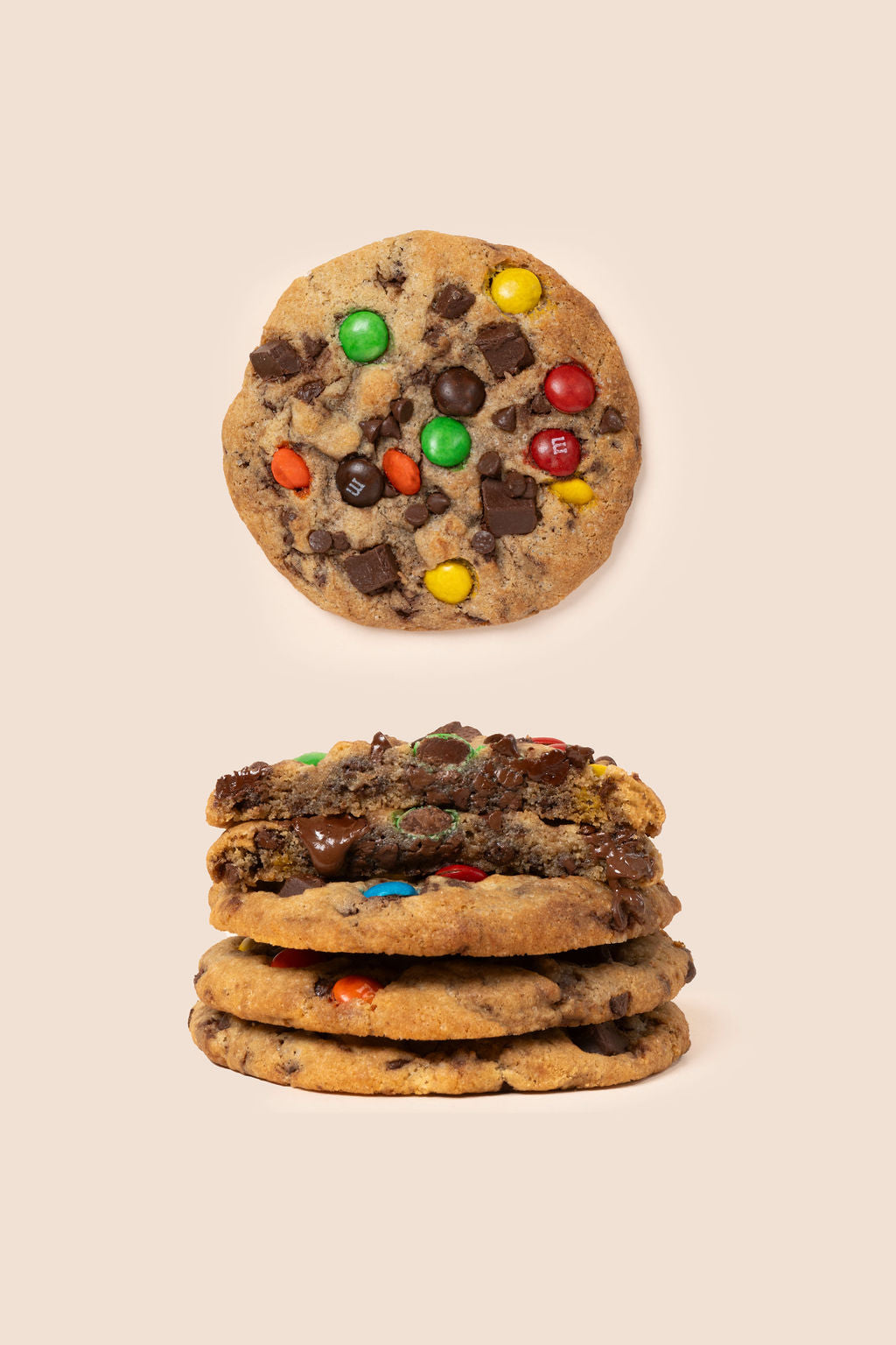 Galletas con chispas de chocolate, chunks de chocolate bitter y M&M con un centro suave y un capa crujiente