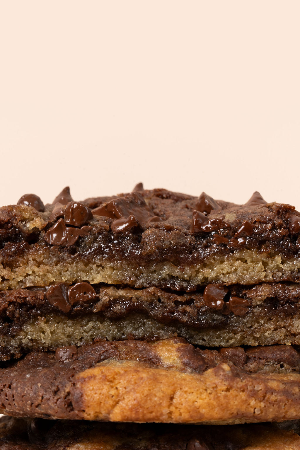 Galletas de brownie con chispas de chocolate y chunks de chocolate bitter con un centro suave y una capa crujiente