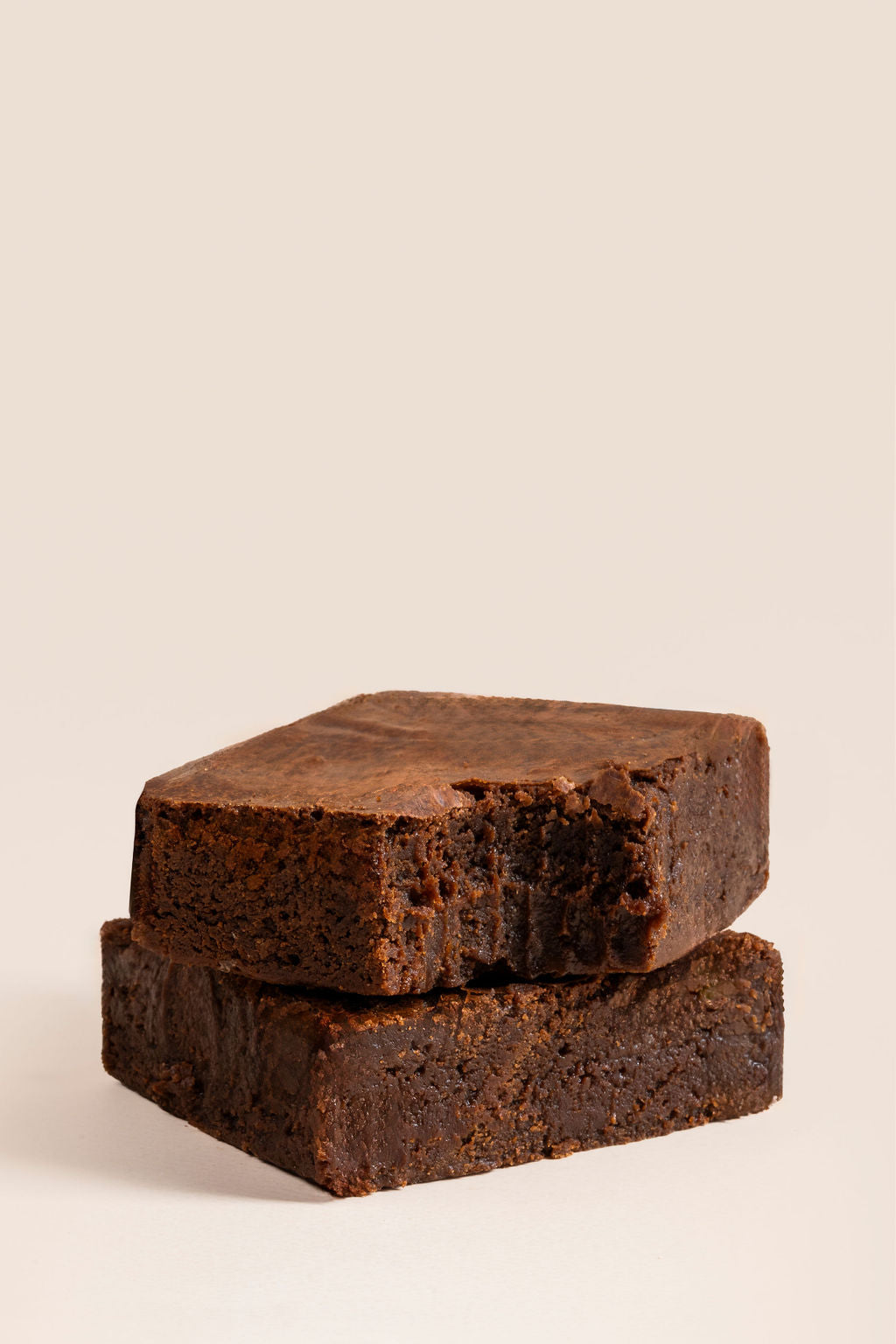 Brownies melcochudos con un centro fudgy y una capa crocante de chocolate bitter