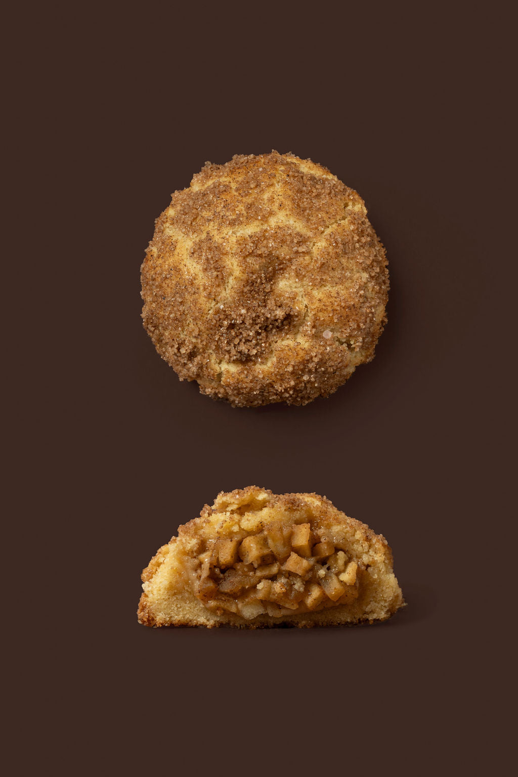 Galletas de vainilla rellenas con trozos de manzana similar a un pie de manzana