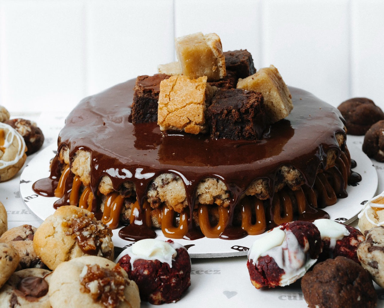 Torta de galleta con dos capas de galleta rellena con fudge de olla y manjar casero